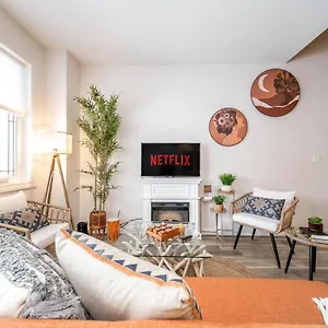  Holiday home Bali Style - King Bed - Fireplace - Jacuzzi - Fast Wi-fi - Free Netflix & Garage Parking